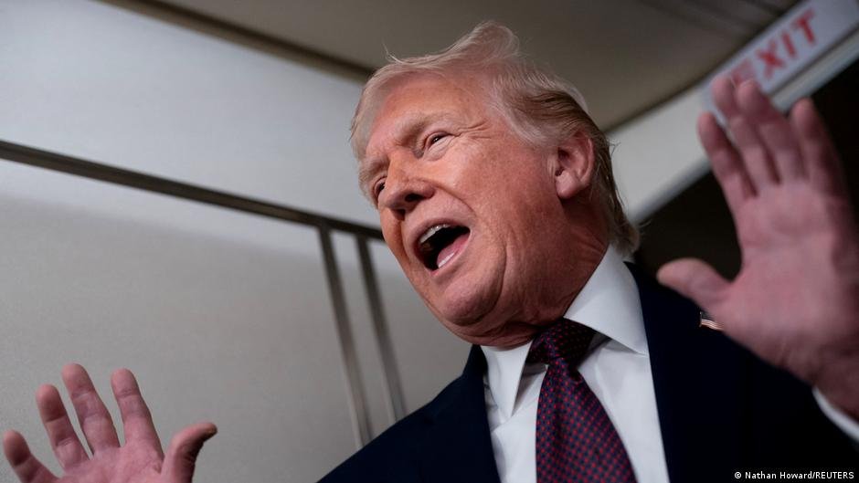 Trump anuncia aranceles extras a quienes comercien con Irán