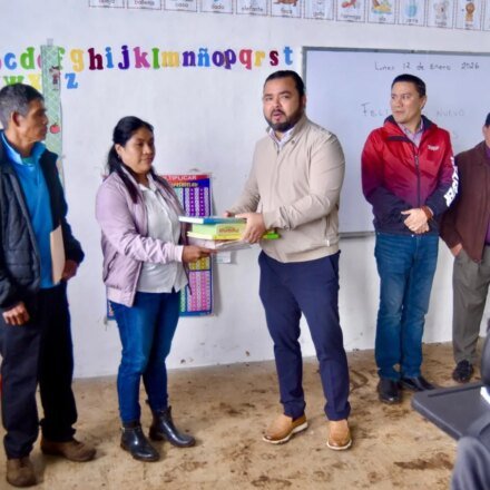 Fortalecen educación indígena en Unidad Tierra Colorada con entrega de libros y material deportivo