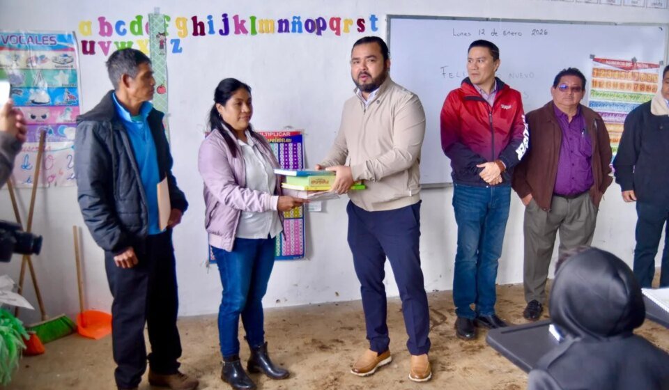 Fortalecen educación indígena en Unidad Tierra Colorada con entrega de libros y material deportivo